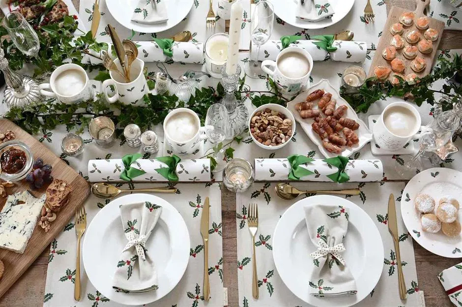Beautiful Christmas table decorating ideas | loveinc.com