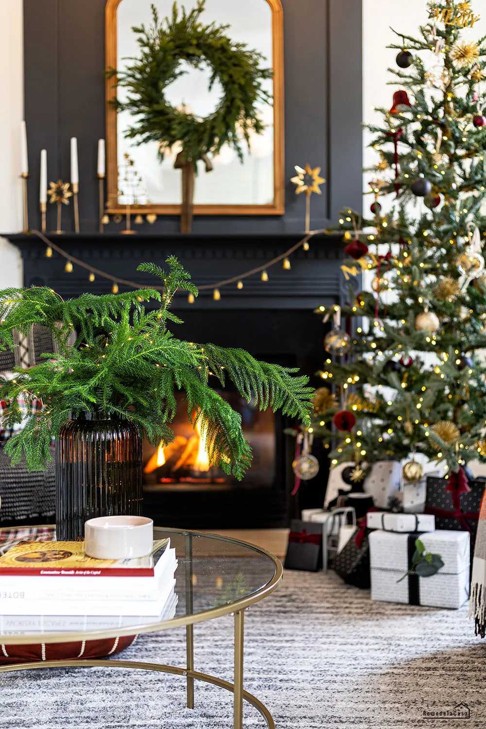 Black, White & Burgundy Christmas Home Tour - Remodelando la Casa