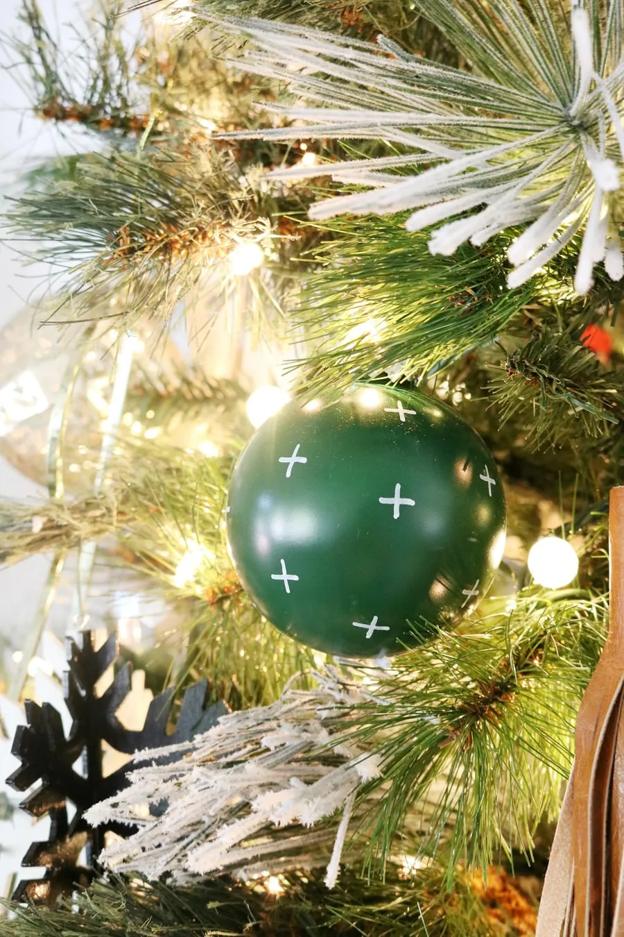 Black & White Modern Snowflake Christmas Tree Decor