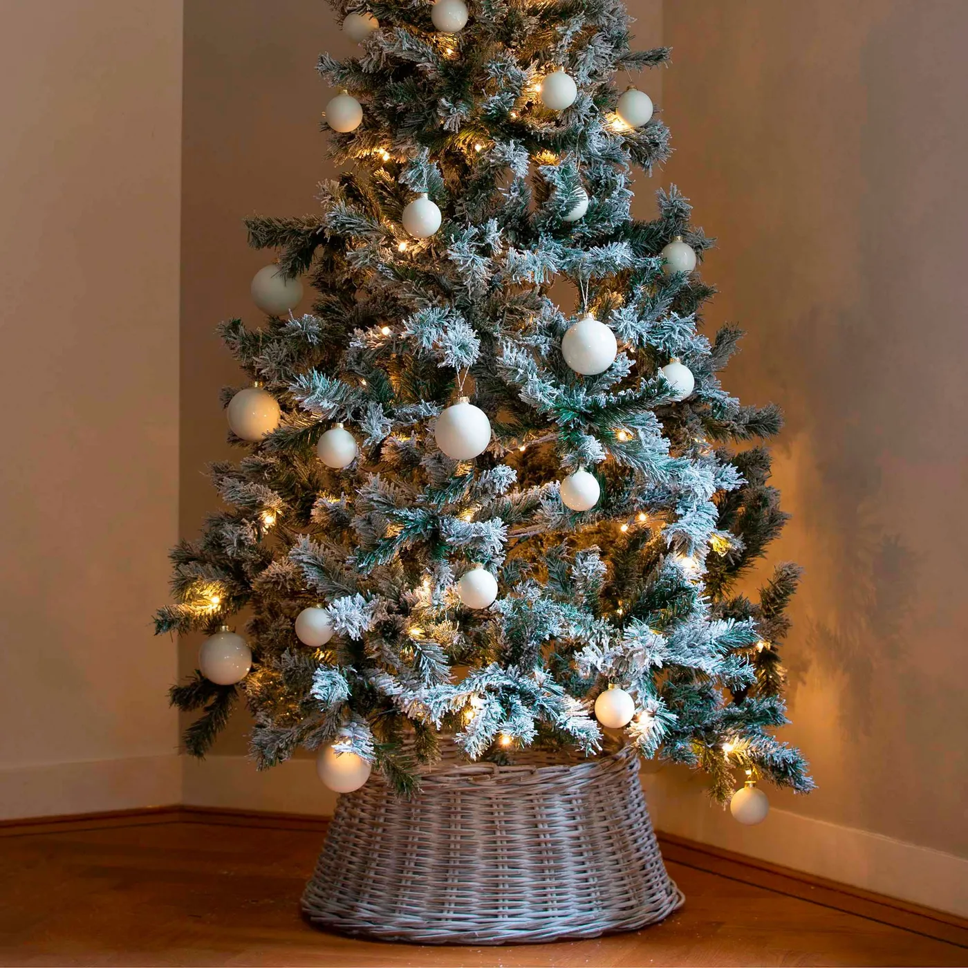 Buy Artificial Christmas tree 'Millington Frosted Green' | Bakker.com