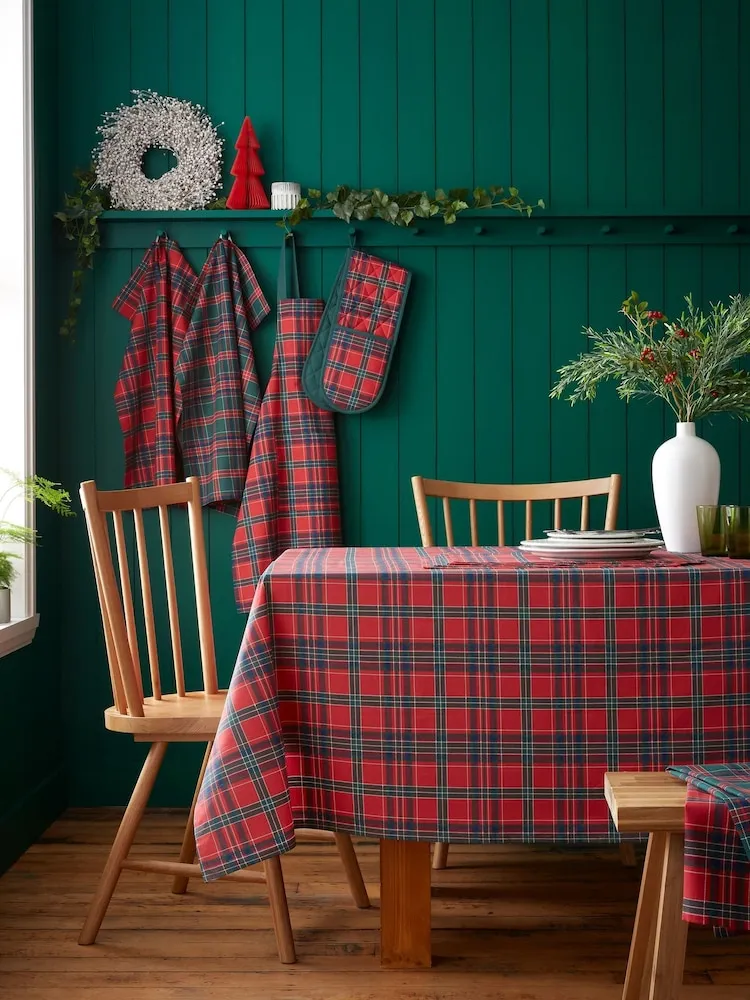Catherine Lansfield Red Green Christmas Tartan Check Table Cloth Rec Small