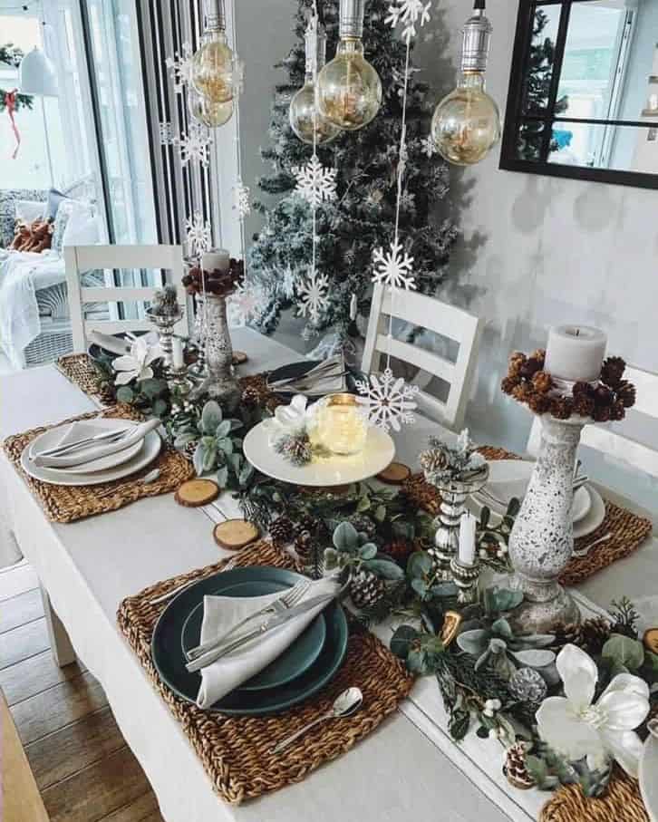 Celebrating the Holidays in Style: A Collection of 19 Christmas Decorated Dining Rooms – Inspirations at Your Fingertips