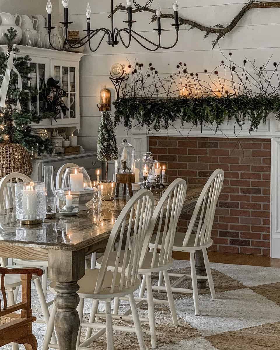 Celebrating the Holidays in Style: A Collection of 19 Christmas Decorated Dining Rooms – Inspirations at Your Fingertips