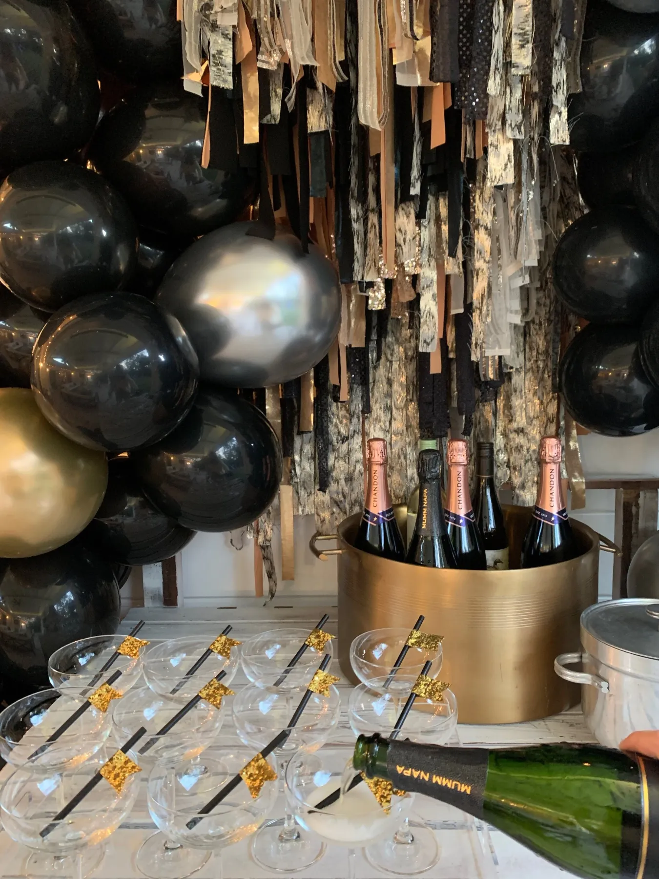 Champagne New Year's Gold Party Decorations My Favorite Mixed Metallic New  Year's Eve Party Inspiration — Mint Events