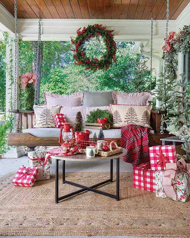 Cheerful and Charming: 35 Outdoor Christmas Decorating Ideas to Delight