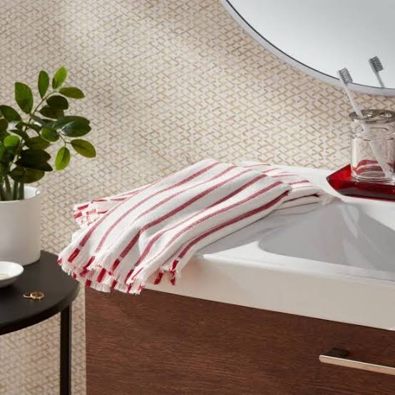 Christmas and Holiday Bathroom Decor Ideas | HGTV