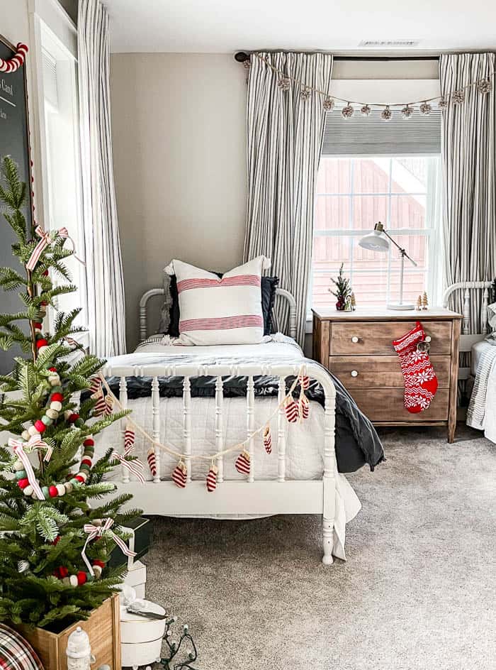 Christmas Decor in the Guest Room - Rooms For Rent blog