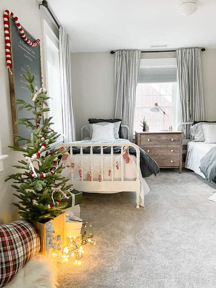 Christmas Decor in the Guest Room - Rooms For Rent blog