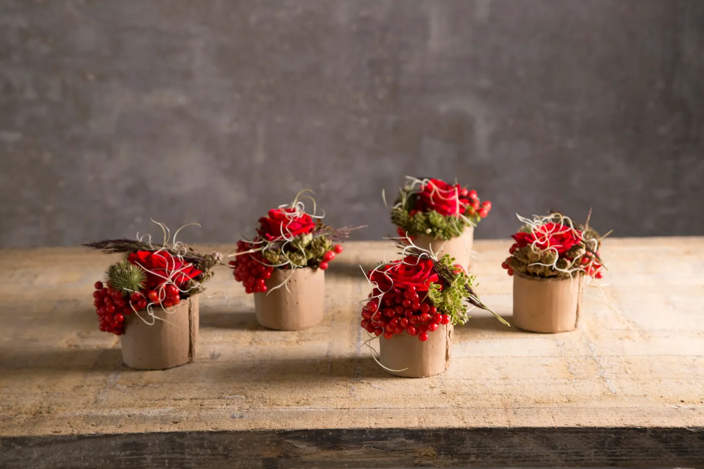 Christmas table decoration with Red Eagle roses | Flower Factor