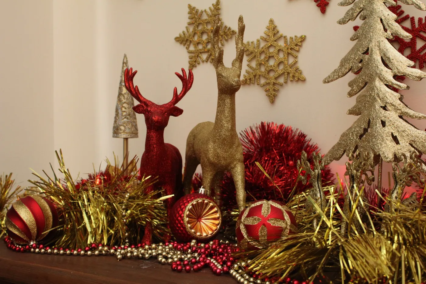 Christmas Table Setting Red and Gold Design — Blog — Chic Party Ideas