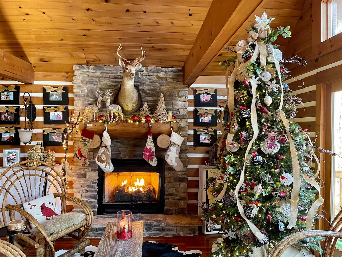 Christmas Tree 9'& Decor! Hot Tub/2 FP/77' TV/DECK - Cabins for Rent in Clarksville, Virginia, United States - Airbnb