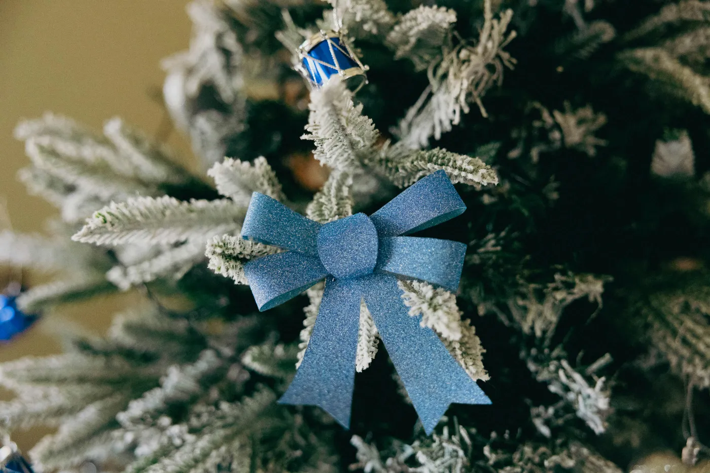 Christmas tree decorative blue bow