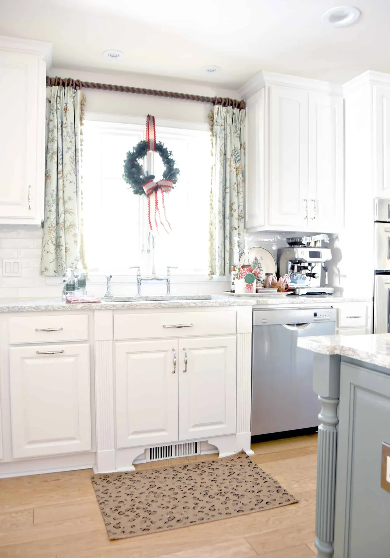 Classic Christmas Home Tour 2021 {Kitchen, Dining Room + Mud Room} – Dixie  Delights