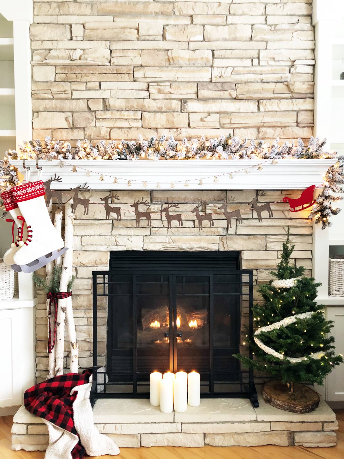 Classic Christmas Mantel - A Pretty Life In The Suburbs