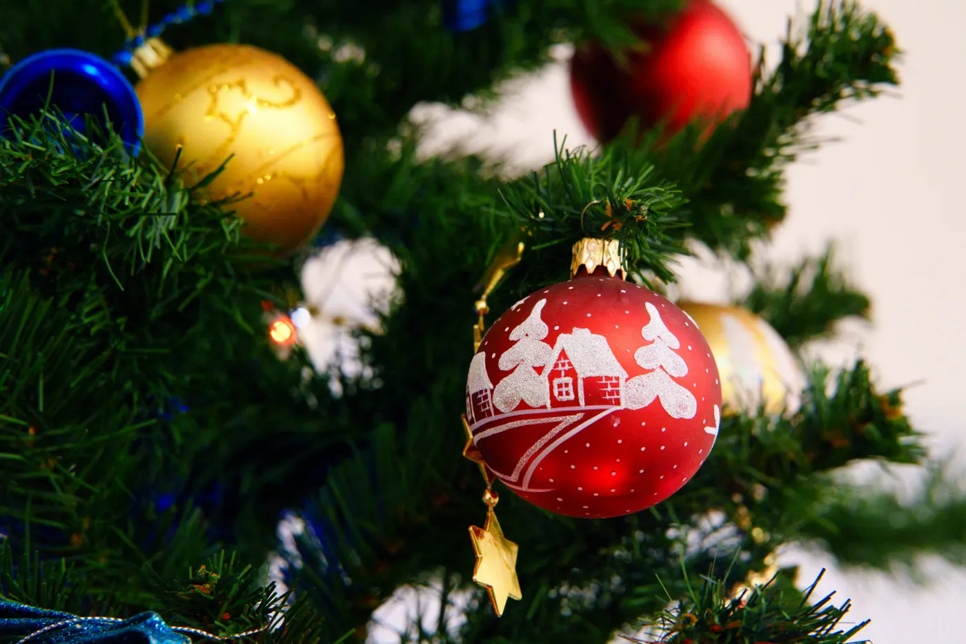 Close-up of a decorated christmas tree with ornaments - Free Photo on Unsplash