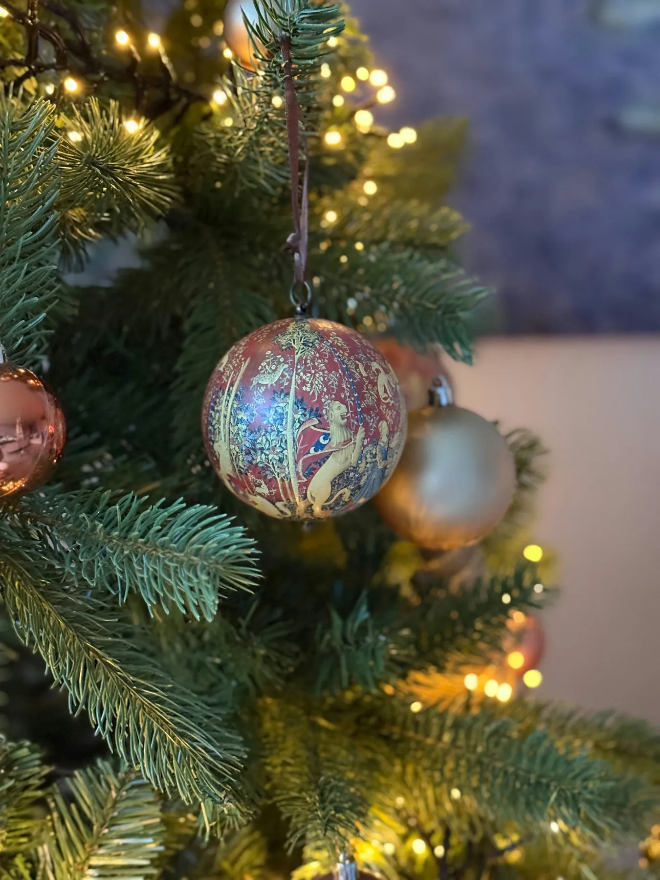 Close up of decorated christmas tree with ornaments and lights - Free Photo  on Unsplash