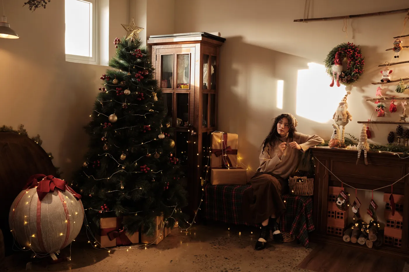 Cozy Christmas Interior with Decorated Tree · Free Stock Photo