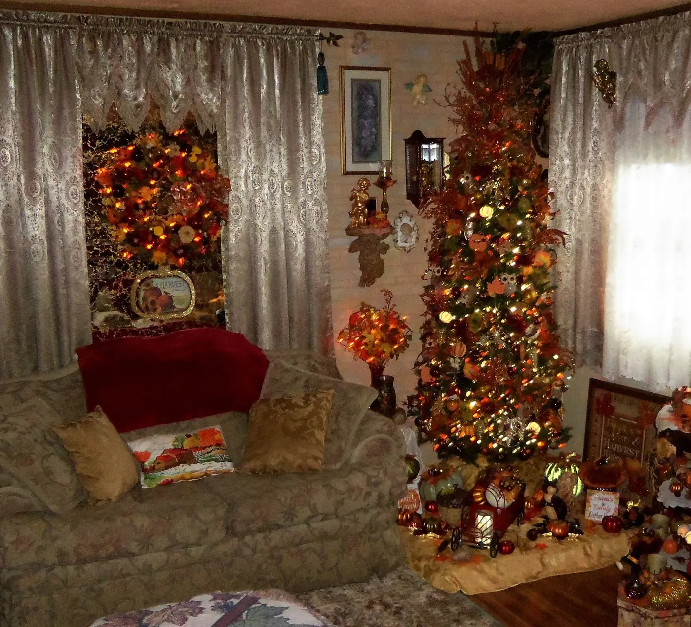 DEBBIE-DABBLE BLOG: Autumn Tree and 'Pumpkin Patch' in the Living Room, 2019