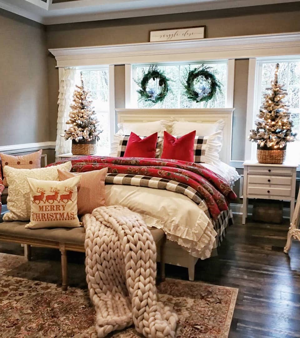 Decorated Discount Christmas Bedrooms | 40 Authorized Bedroom Decor Ideas For A Festive Sanctuary In 2024