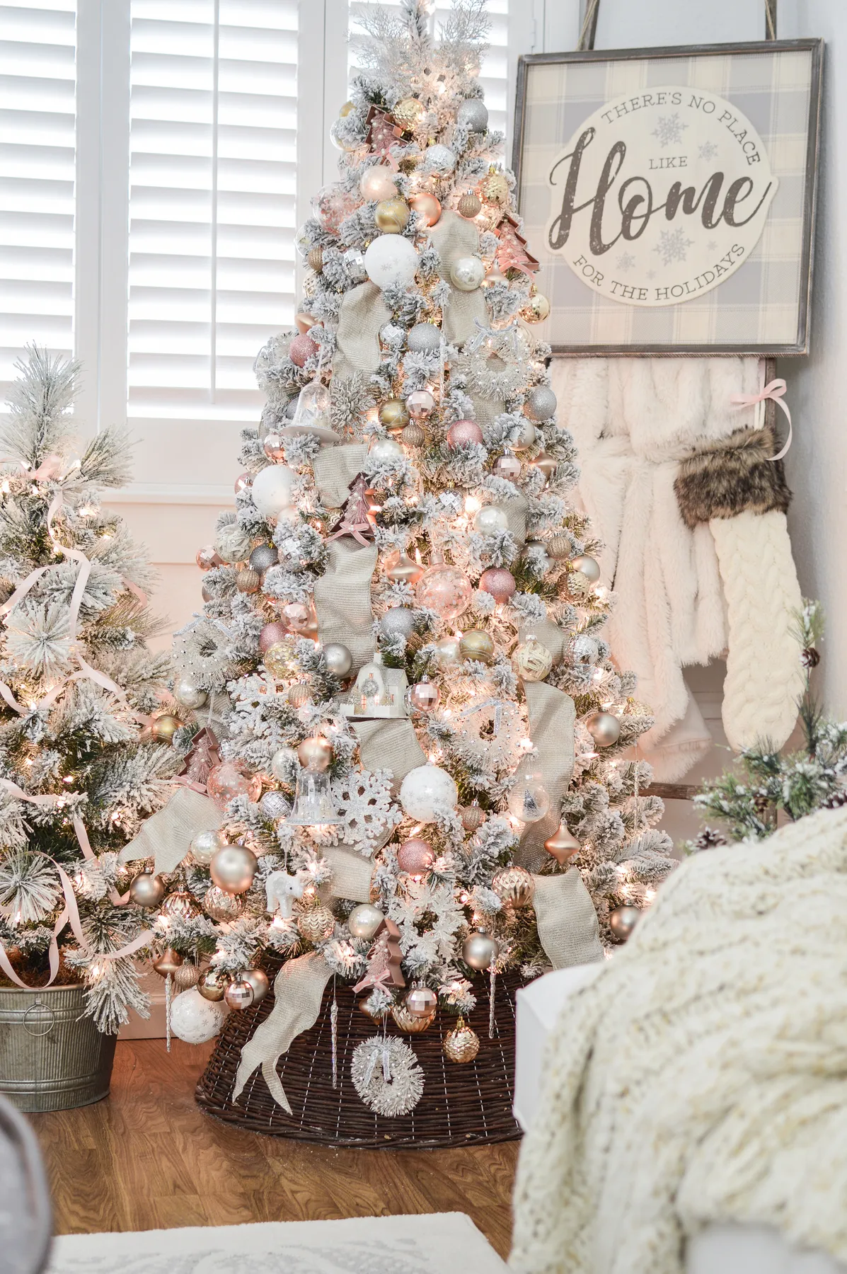 Decorated Vintage Flocked Christmas Tree 31 Stunning Ways To Decorate A White Christmas Tree