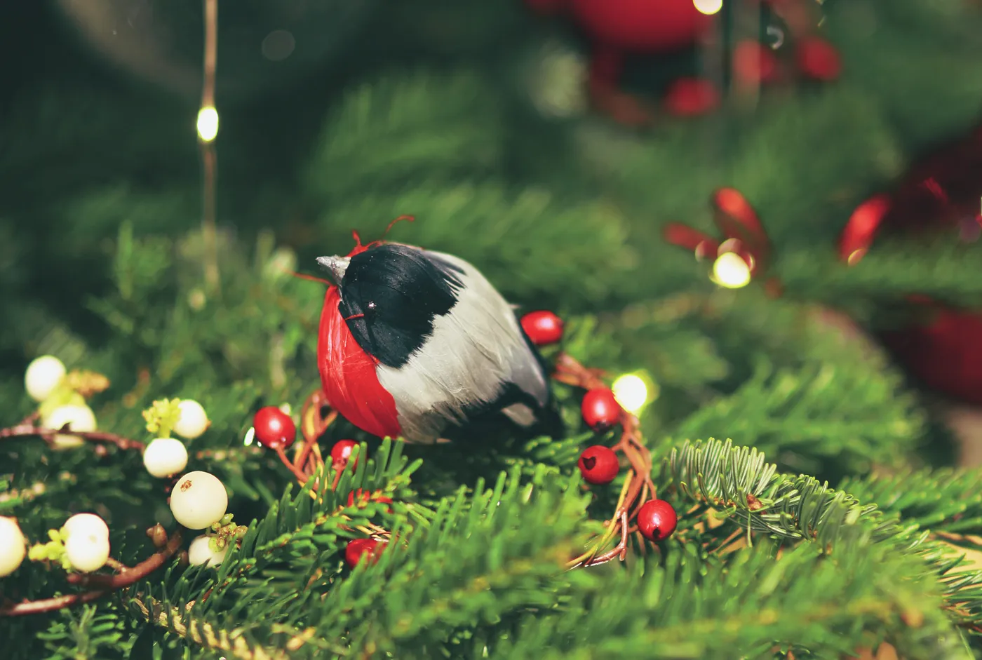 Decorating New Year Holiday Trees in Cartier Boutiques – Bell'arte