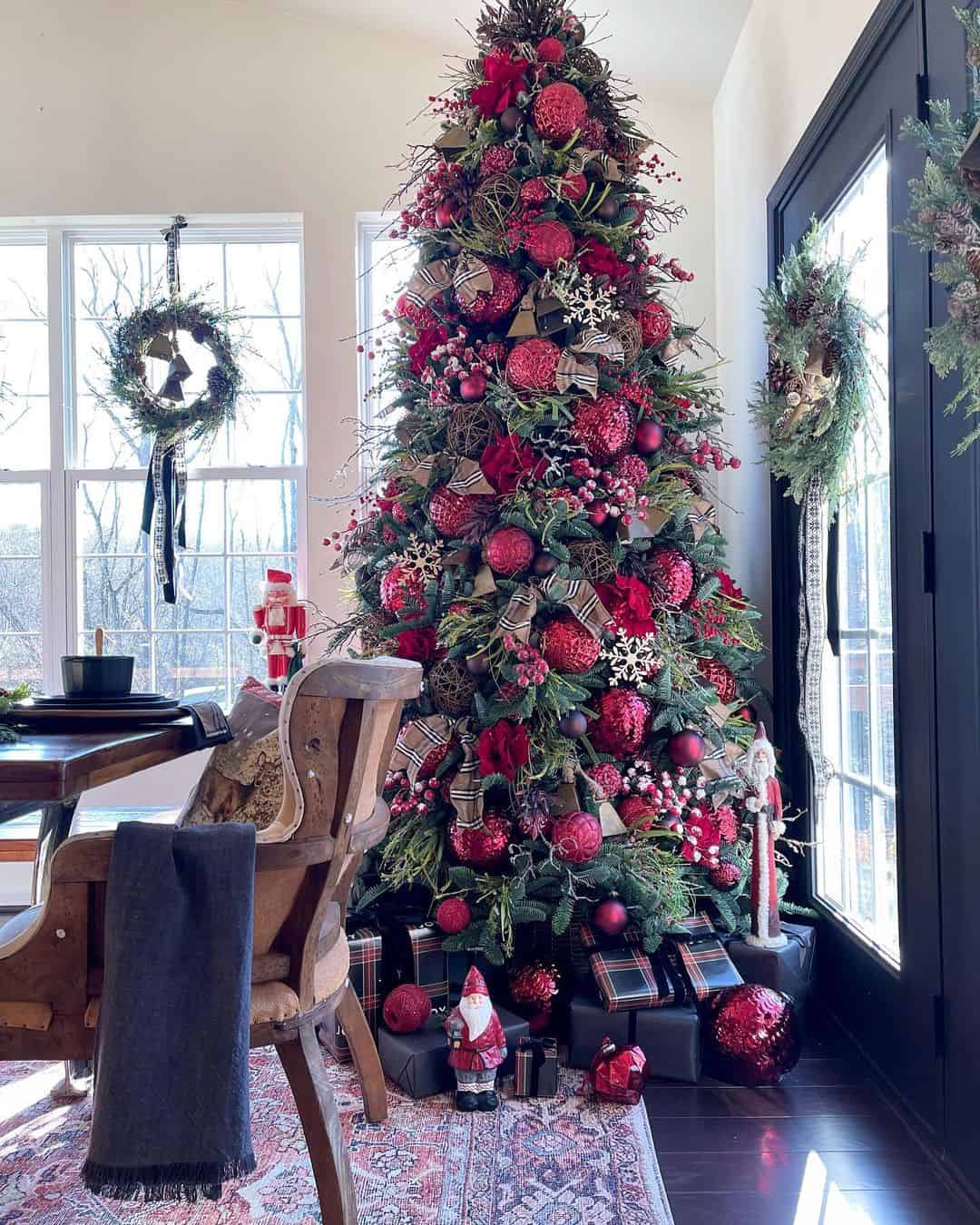 Deep Red Exquisite Christmas Decorations - 40 Ultra-Festive Vendor Ideas  For Tree
