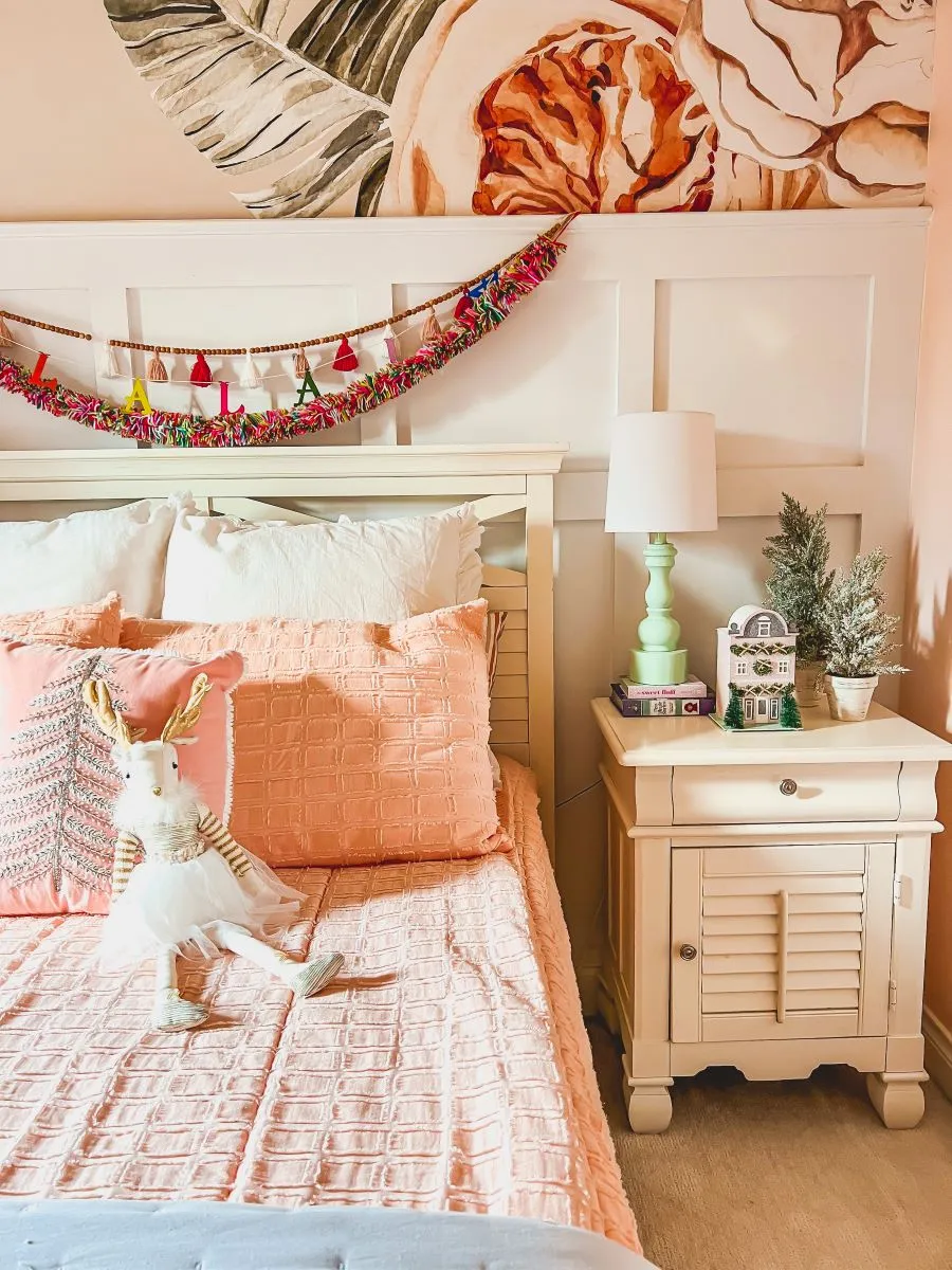 Easy and Inexpensive Ways to Decorate Bedrooms for the Holidays -
