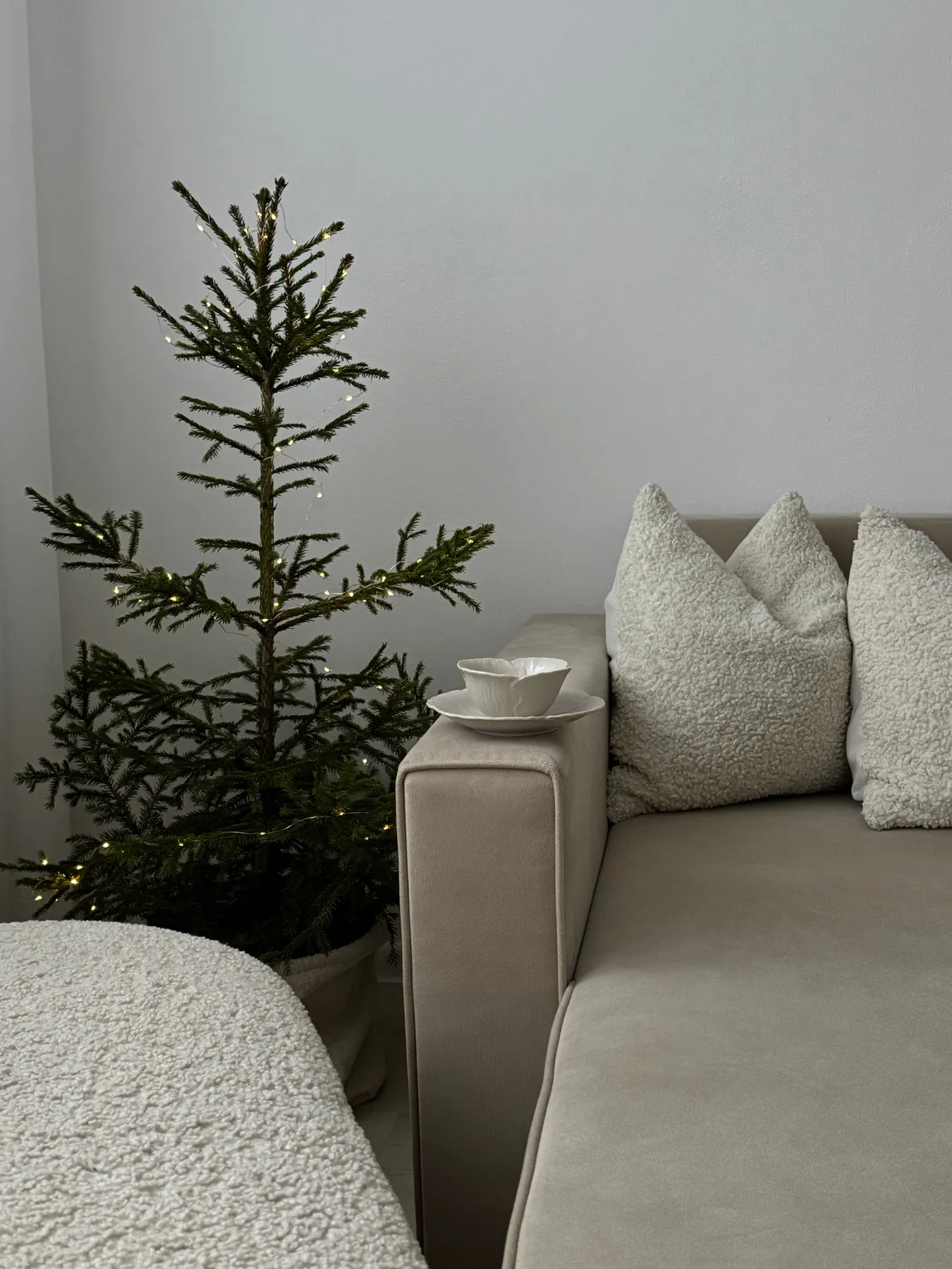 Elegant minimalist living room with holiday decor and warm ambiance.