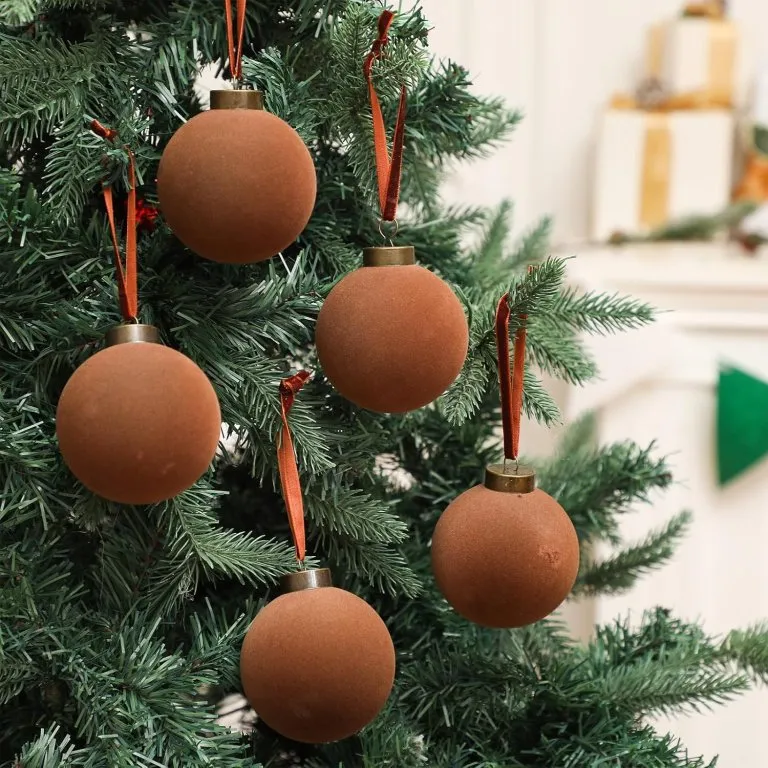 Everyone Is Going to Deck the Halls in This Trending Color | domino