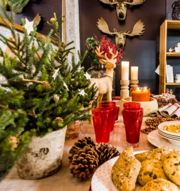 Exciting Red Colors, Festive Traditional Christmas Decorating Ideas with  Modern Twists