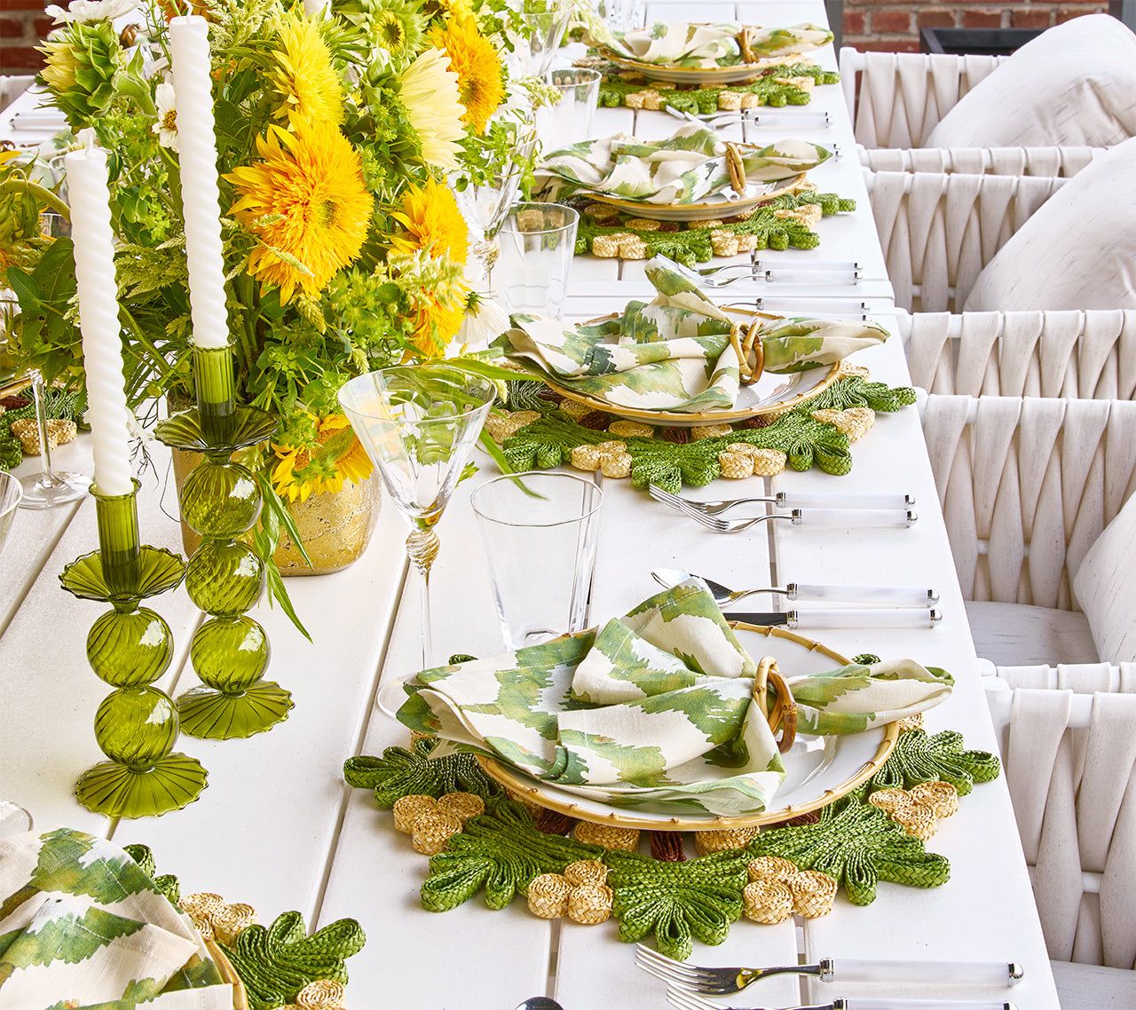 Friendsgiving Decorations: Ideas For Luxe & Laid-Back Parties