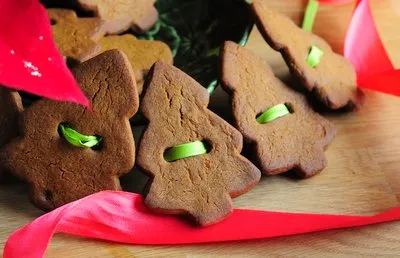Gingerbread Cookie Garland - Baking Bites