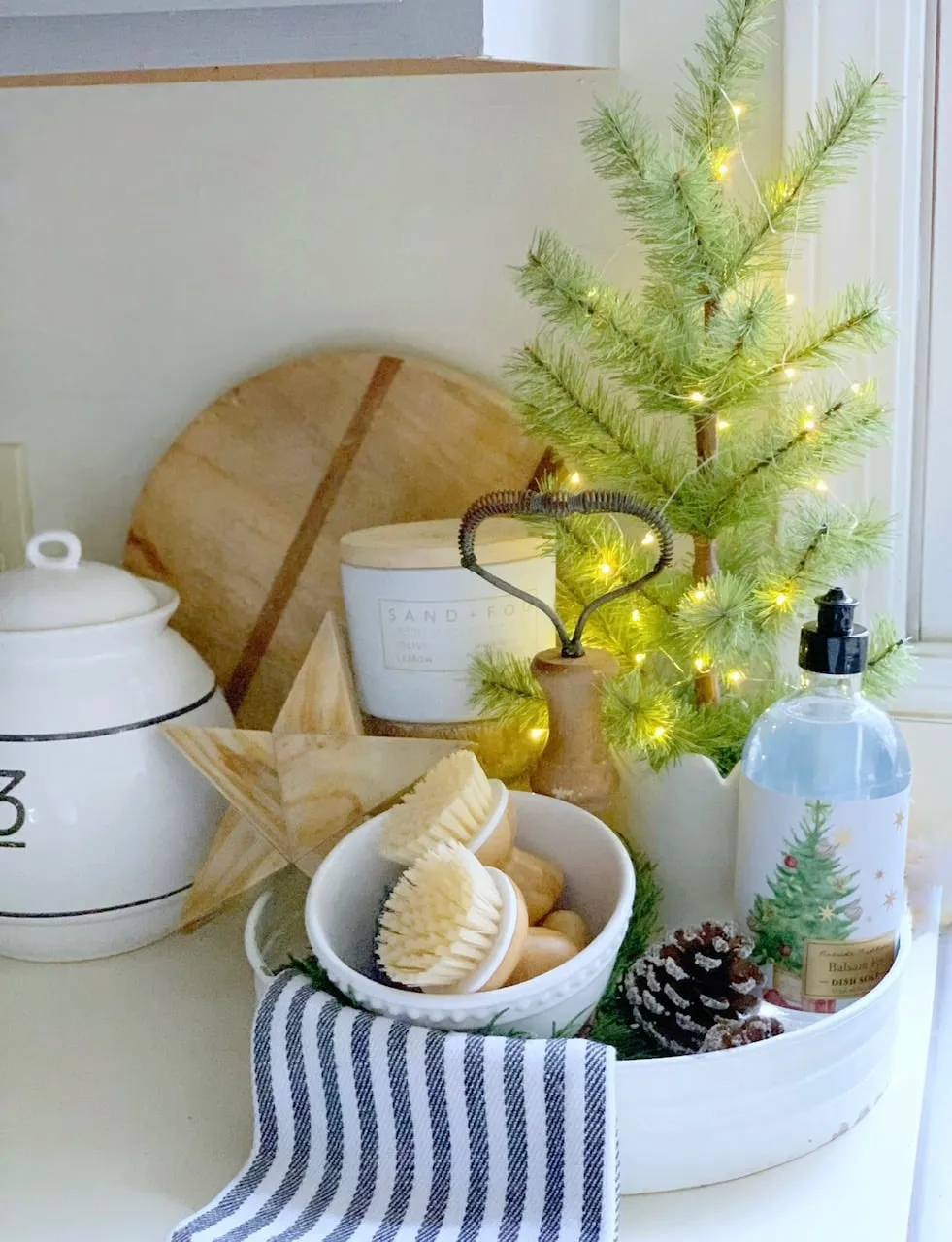 Green and White Christmas Decorating Ideas - Celebrated Nest