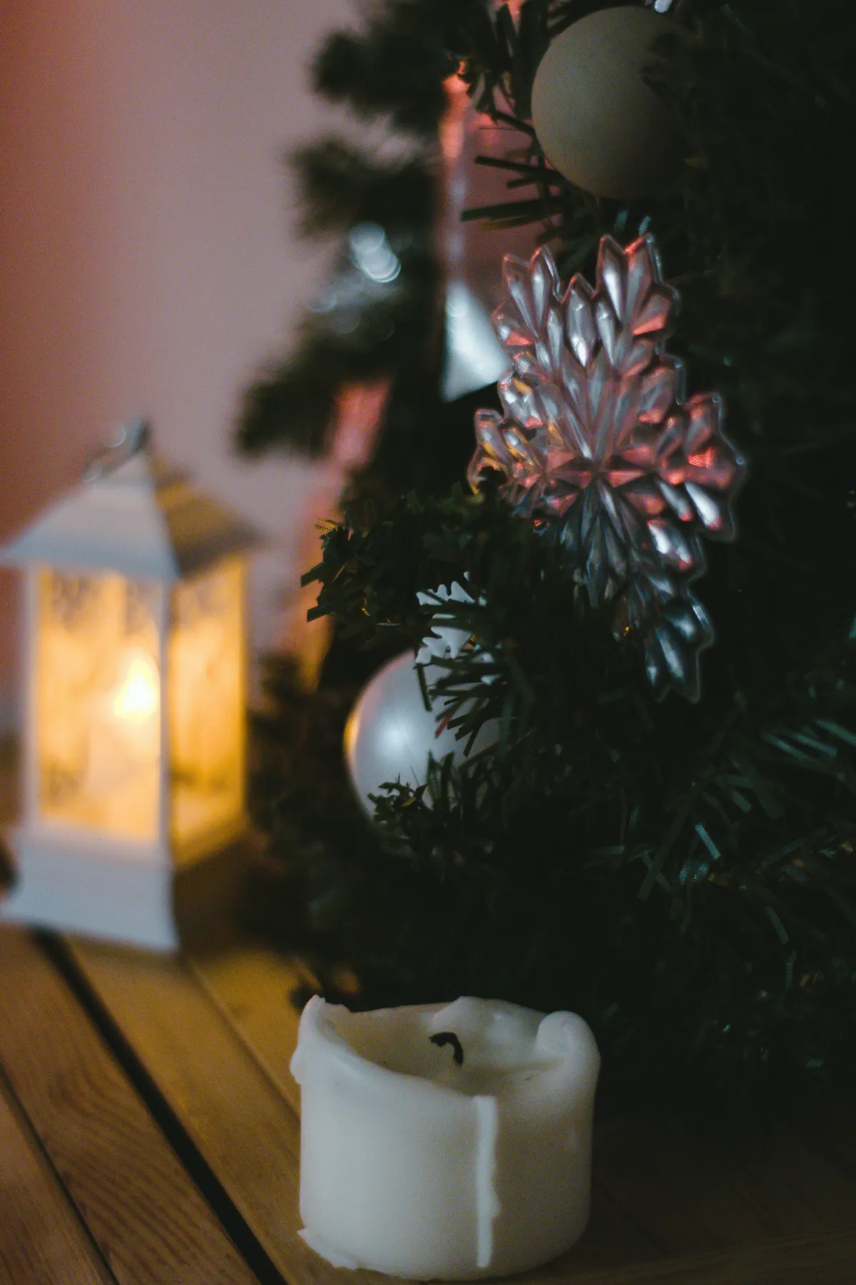 Green christmas tree with baubles photo – Free Christmas Image on Unsplash