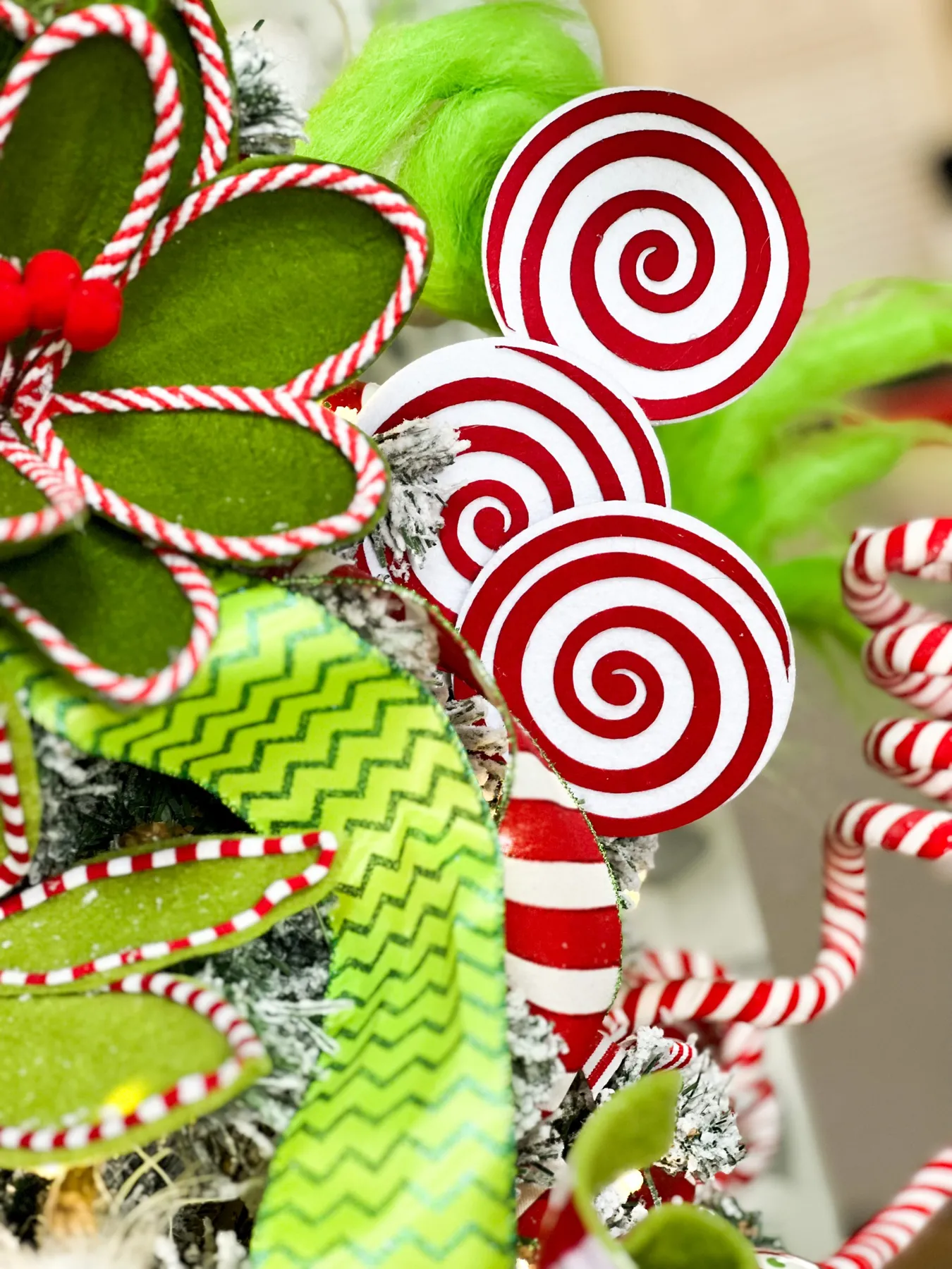 grinch-themed-tree-whimsical10 -