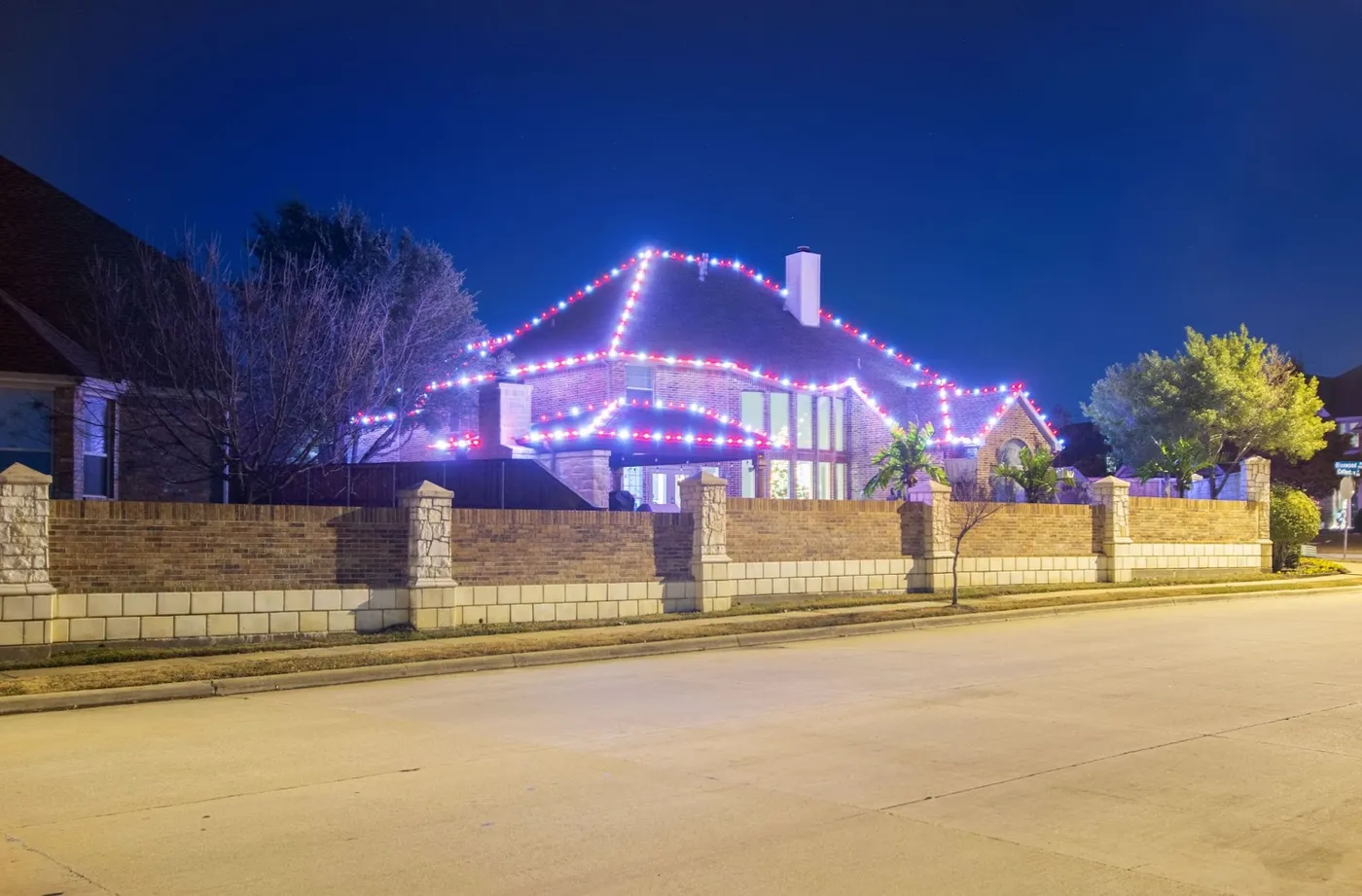 Guide to Installing Christmas Lights with Layering - Decorator's Warehouse