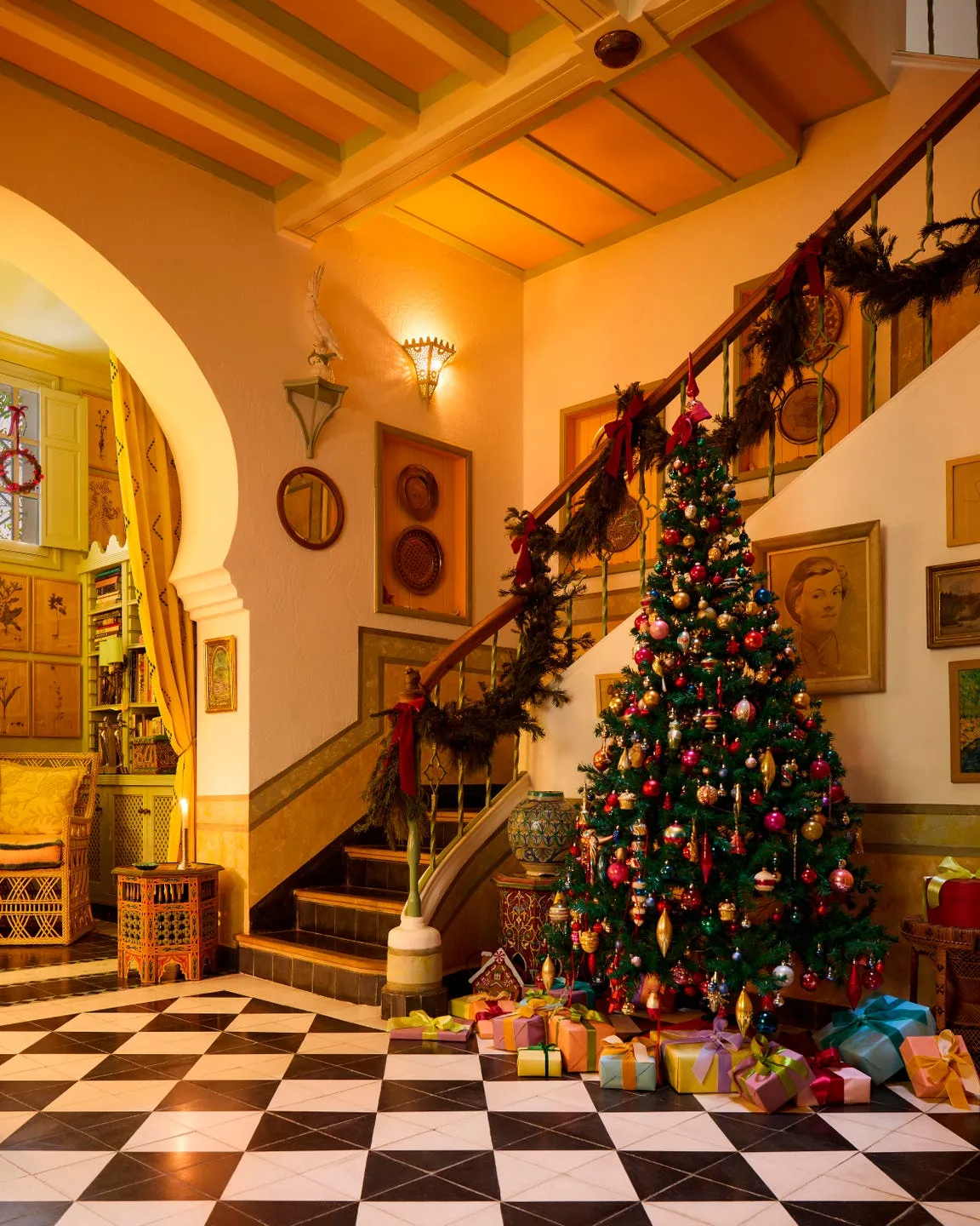 How Early Is *Too Early* to Decorate for Christmas? Our Editors Finally  Settled the Debate