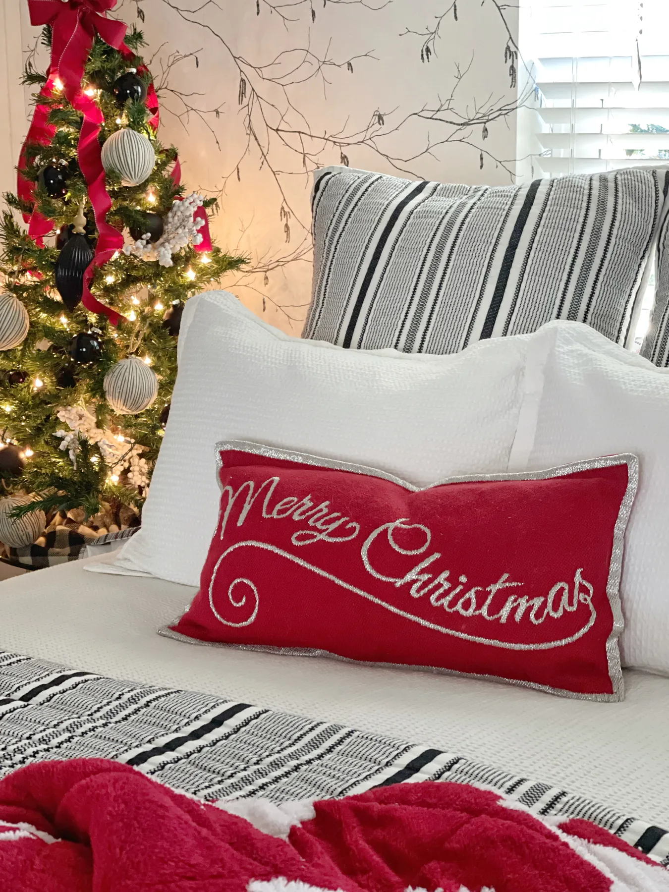 How To Create A Festive And Cozy Christmas Bedroom/Guestroom * Hip & Humble Style