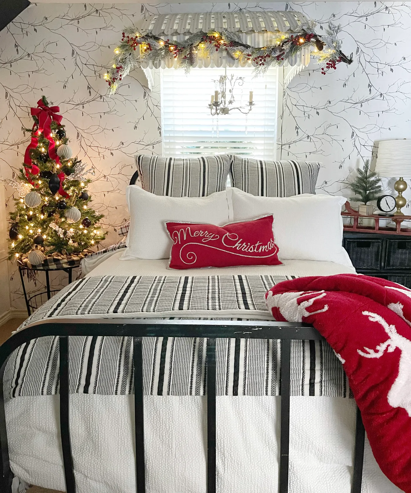 How To Create A Festive And Cozy Christmas Bedroom/Guestroom * Hip & Humble Style