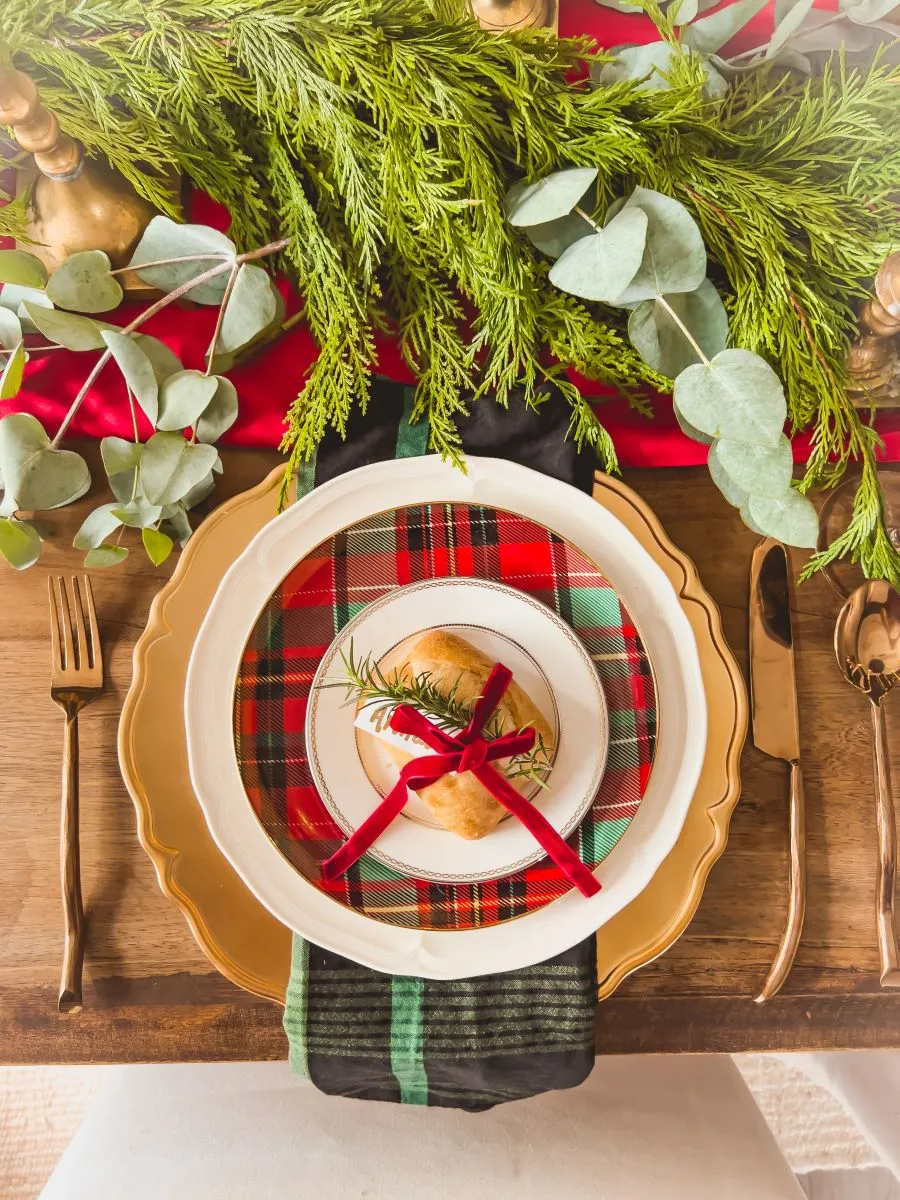 How to Decorate a Beautiful Christmas Table on a Budget -