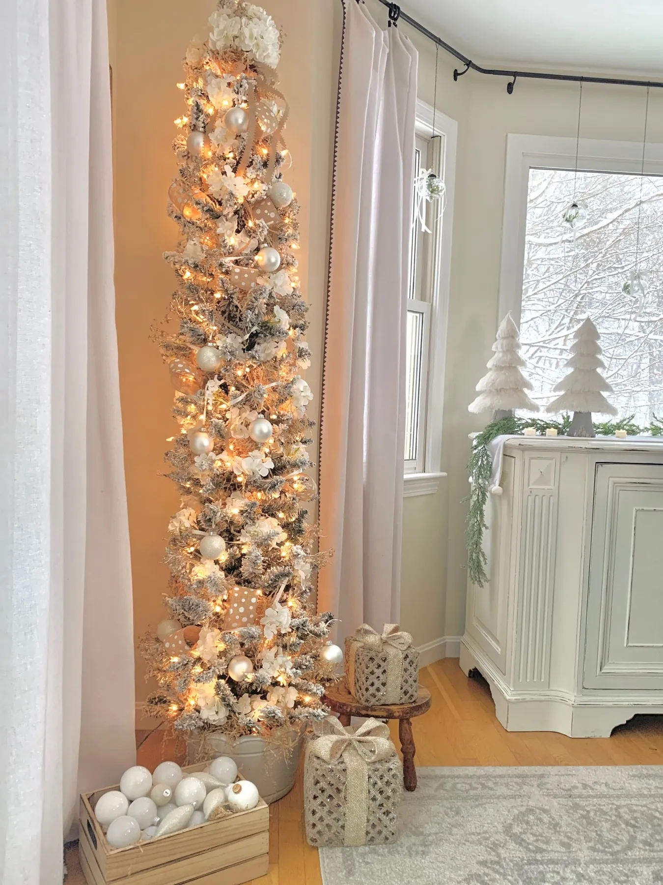 How To Decorate A Christmas Tree: The Most Complete Guide You'll Find - Celebrated Nest