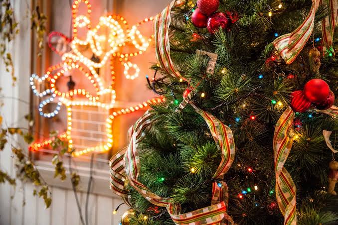How To Decorate A Christmas Tree With The Whole Family