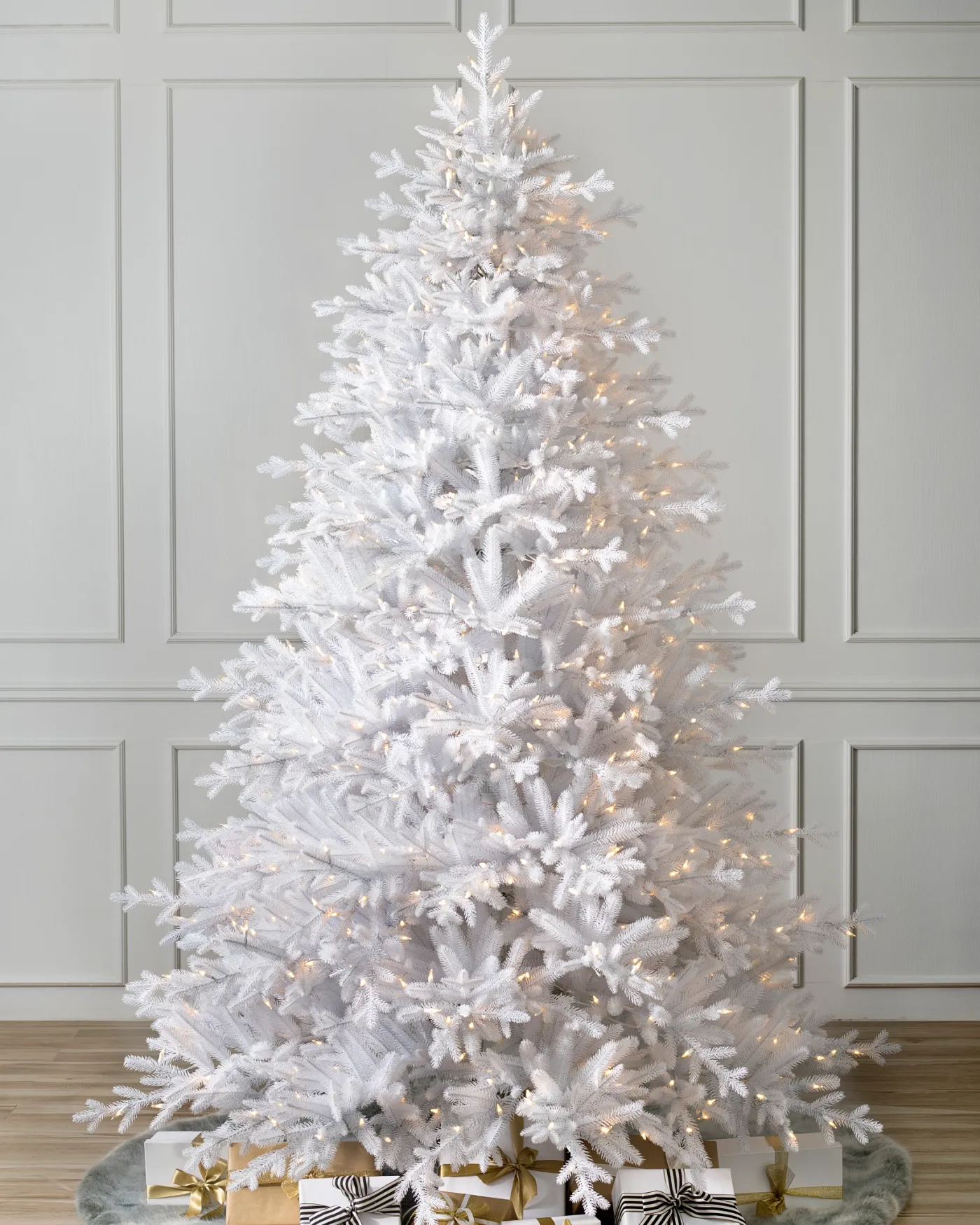 How to Decorate an Elegant White and Gold Christmas Tree White Christmas  Tree