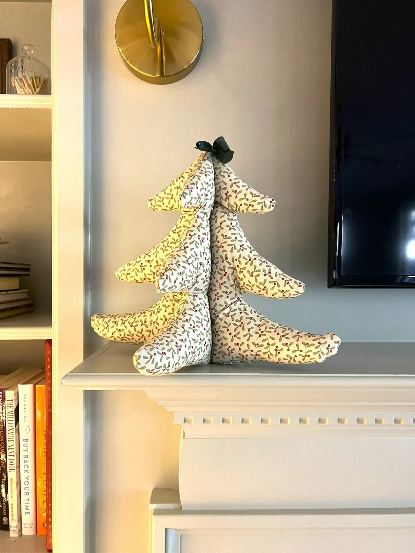 How to Make a Scalloped Christmas Tree Skirt (+ Free Pattern!)