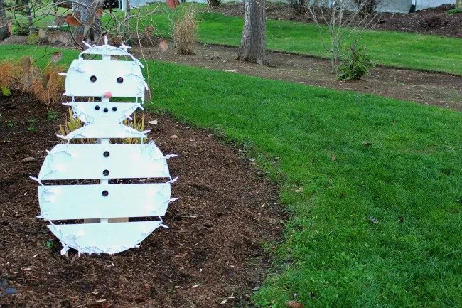 How to Make a Wood Pallet Snowman in a Few Easy Steps | Hometalk