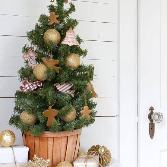 How to Make Cookie-Cutter Christmas Ornaments | HGTV