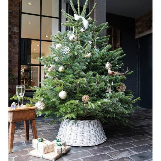 Ivyline Wicker Tree Skirt Round White H26cm D60cm | Natural Finish | Hand  Finished | Lightweight | Premium Quality | Karen Millen