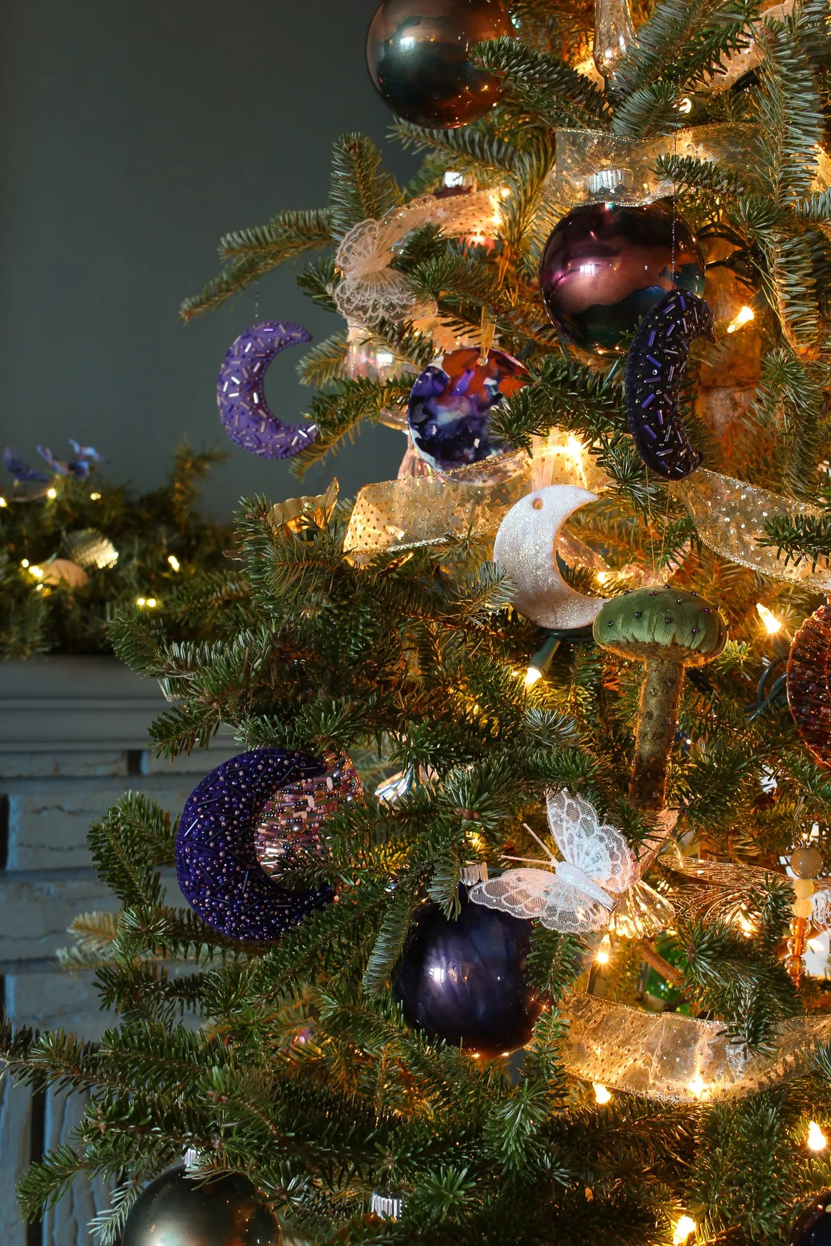 Jewel Tones Christmas Tree Theme | Dans le Lakehouse