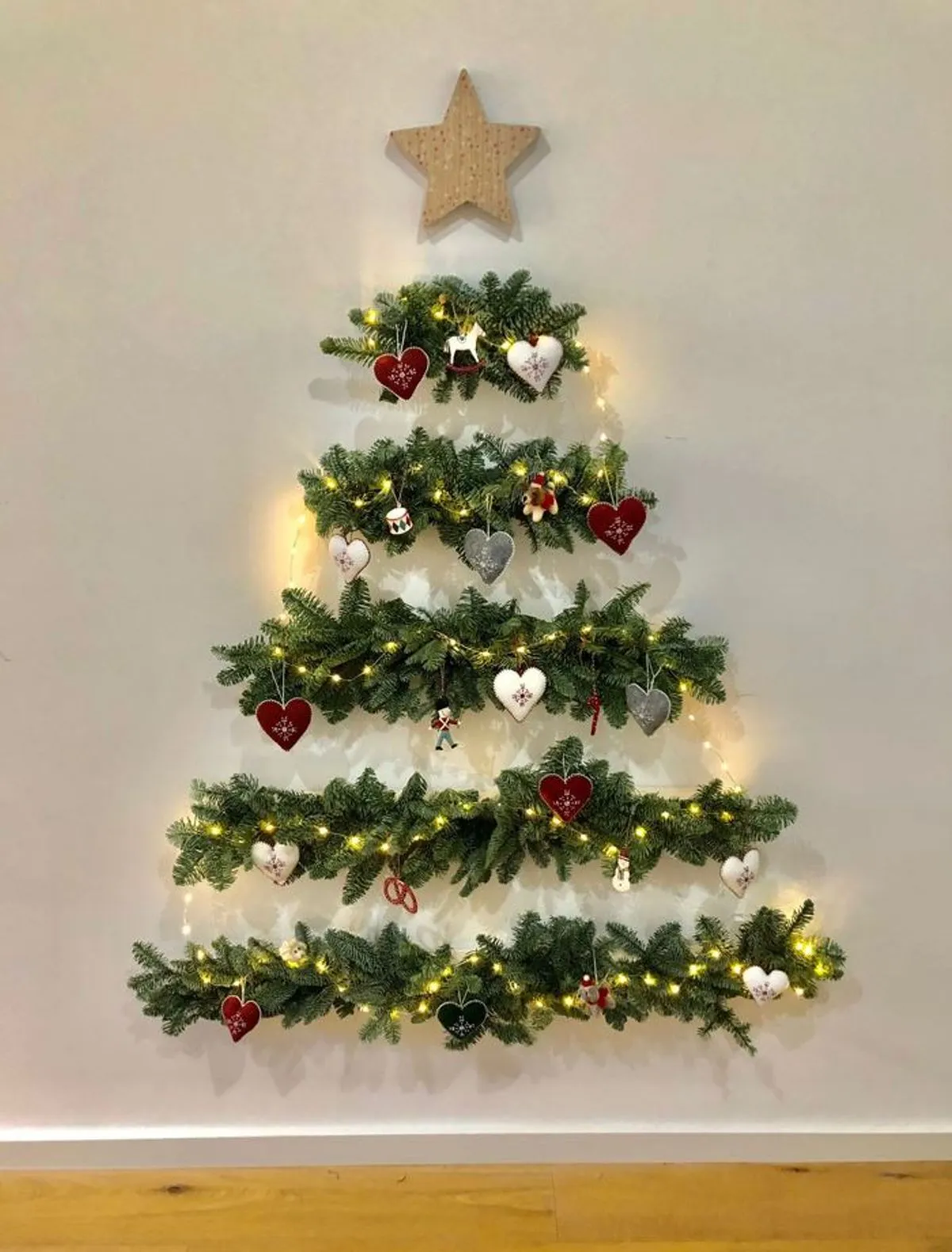 Man's genius hack creates 'minimalist' Christmas tree ideal for his flat |  Wales Online