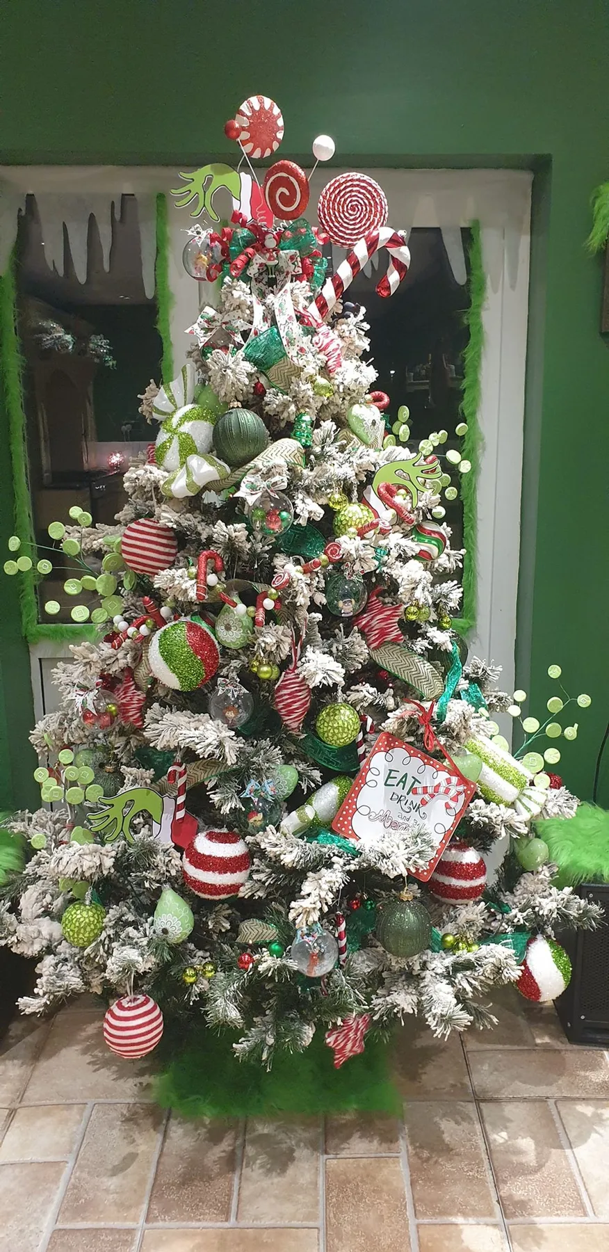 Mum creates 'breathtaking' Grinch-themed Christmas tree using £1.99 Home  Bargains decorations - Manchester Evening News